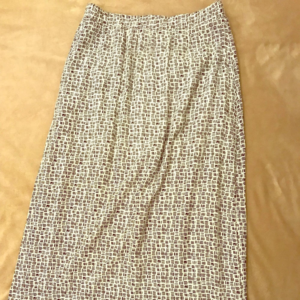 Old Navy white and black pattern skirt